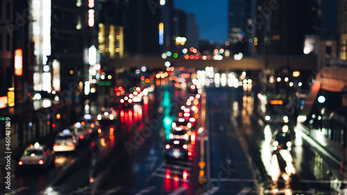 雨が降る夜の街並み