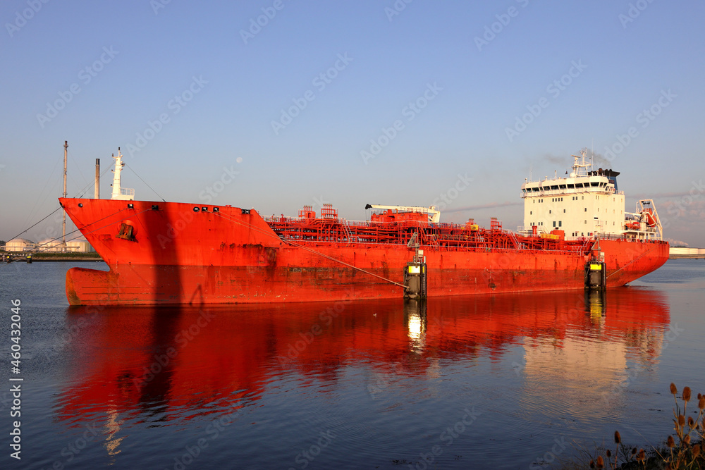 Roter Tanker liegt morgens im Hafen