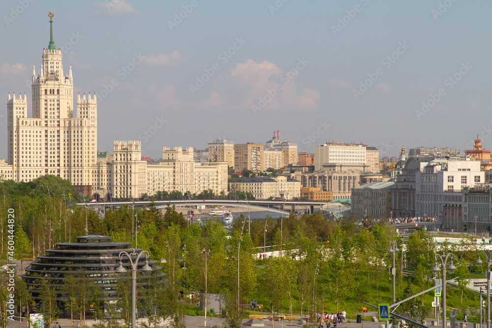 Edificio de Kotelnicheskaya Naberezhnaya o Kotelnicheskaya Embankment Building de las Siete Hermanas o Seven Sisters en el Parque  Zaryadye o Zaryadye Park en  Moscu o Moscow en Rusia o Russia