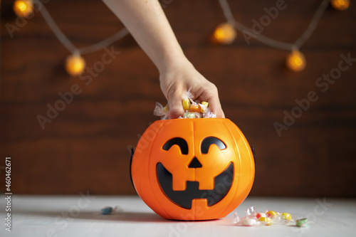Quadro su tela trick or treat,Happy Halloween,hand takes candy pumpkin lollipops for children a