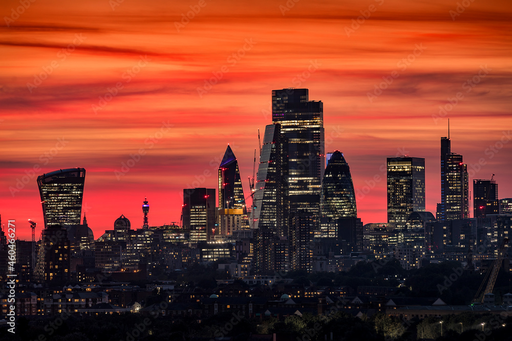 Fototapeta premium The modern skyline of the financial district City of London, United Kingdom, during evening time with a colorful sky