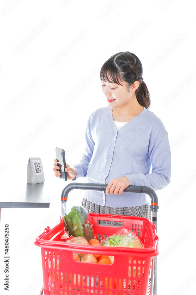 キャッシュレス決済をする若い女性