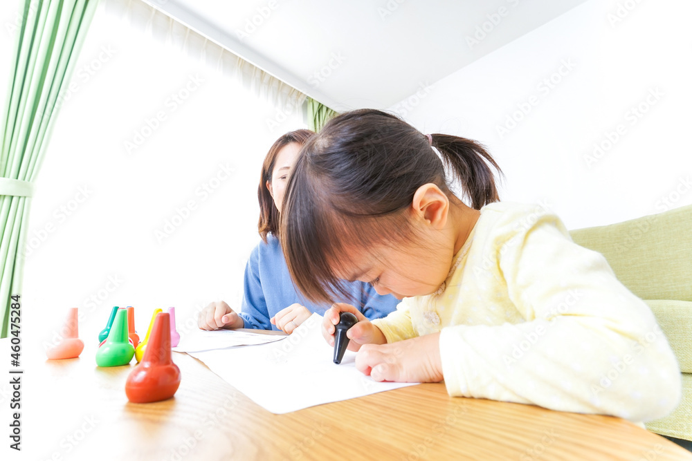 お絵かきをする親子 お絵かきをする親子