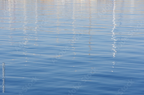 ヨットのマストが映る穏やかな水面