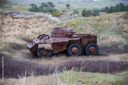 Vieux tank, char rouillé abandonné dans les dunes après la deuxième guerre mondiale