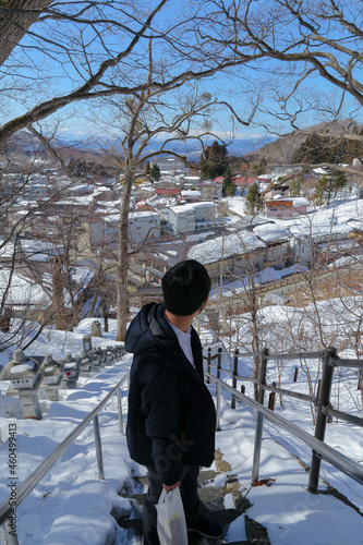 町を見つめる男性