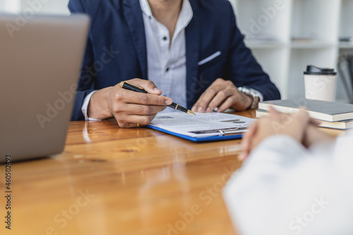 Cuadro en lienzo The HR manager is interviewing job applicants
