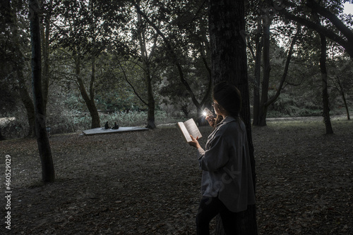 passion de la lecture jusque la nuit tombée photo