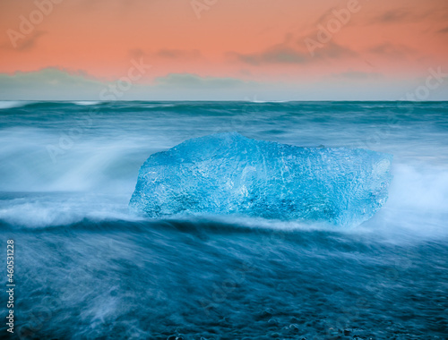 Fototapeta Naklejka Na Ścianę i Meble -  Diamond Beach Iceland with ice blocks and heavy currents at sunrise