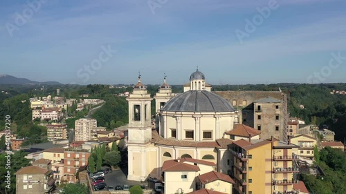 La città di Valmontone, Lazio, Italia, il palazzo Doria Pamphilj e la chiesa Collegiata dell’Assunta.
Vista aerea della città vecchia di Valmontone. photo