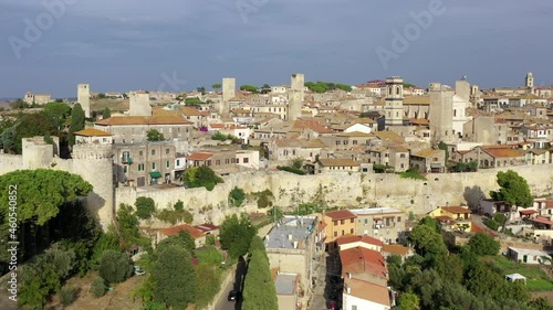 La città di Tarquinia, Lazio, famosa per le sue torri.
Vista aerea delle torri di Tarquinia.