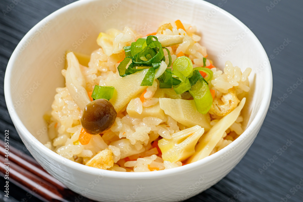 和食 たけのこ飯 とても香り高い筍ご飯は、日本の春にふさわしい料理です。 和食 たけのこ飯 とても香り高い筍ご飯は、日本の春にふさわしい料理です。