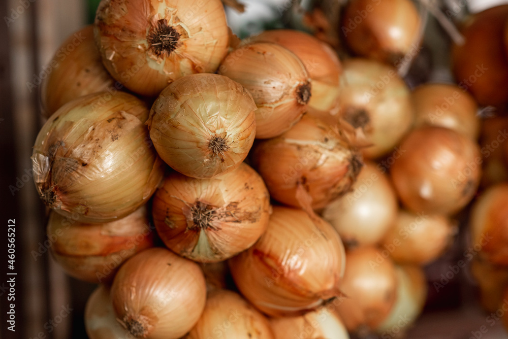 malla de cebollas en una verdulería malla de cebollas en una verdulería