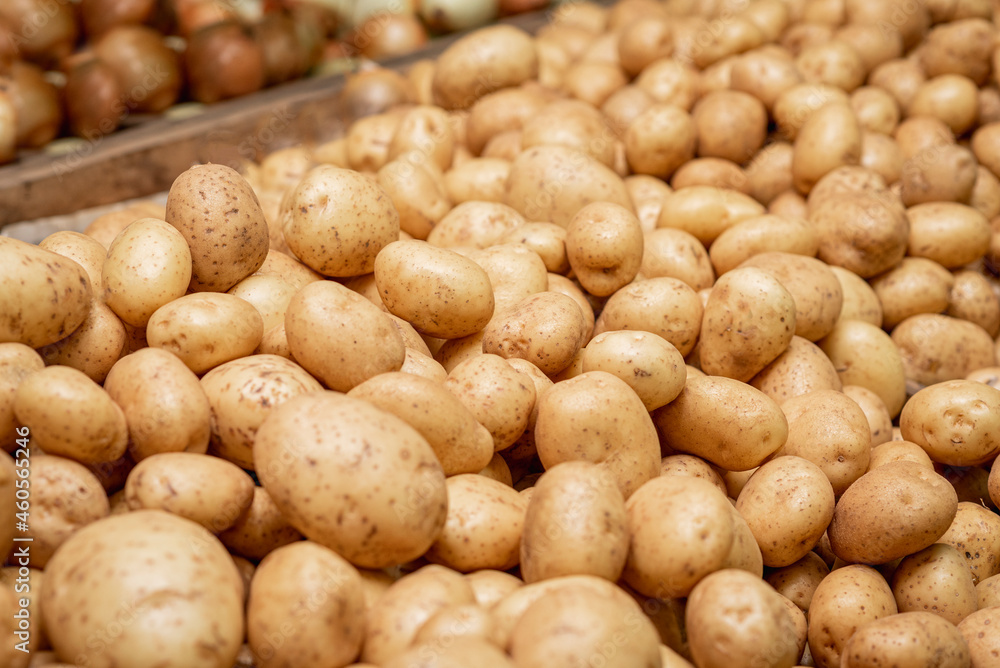 cajón de una verdulería llena de patatas para la venta cajón de una verdulería llena de patatas para la venta