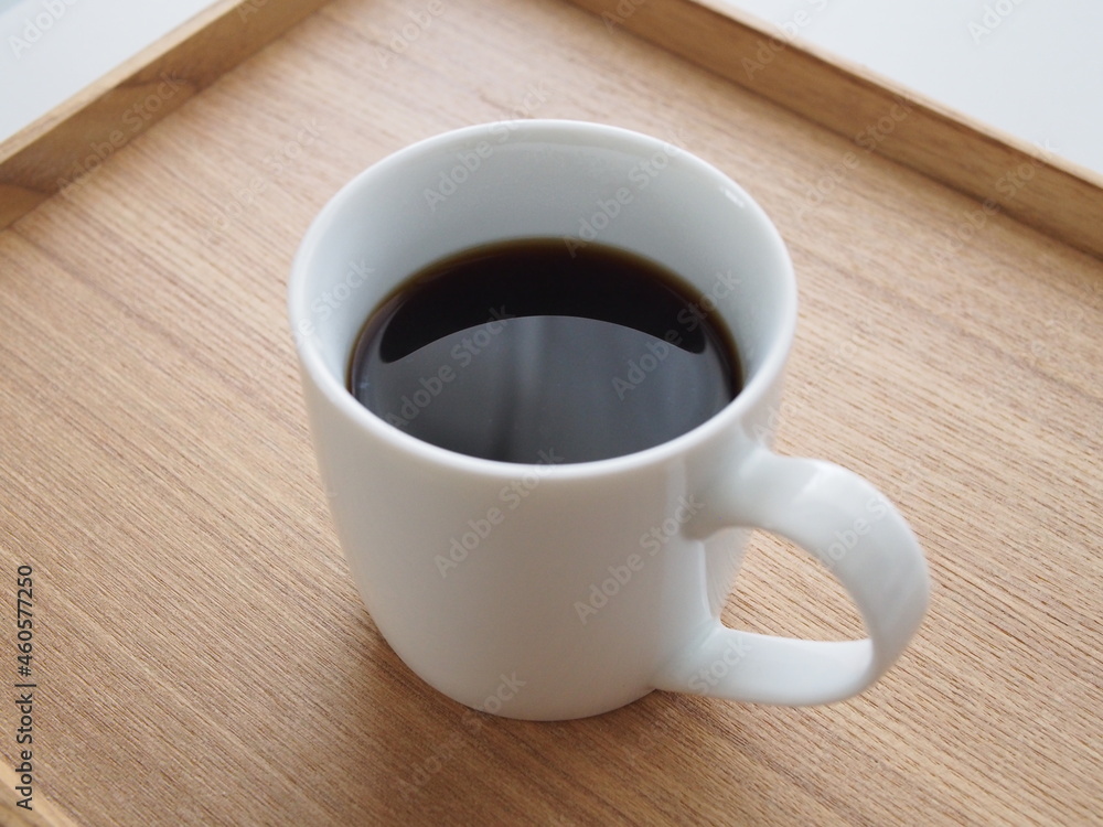ウッドトレーにのったブラックコーヒー ウッドトレーにのったブラックコーヒー