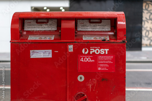 Fotografia red Australia post box in the city