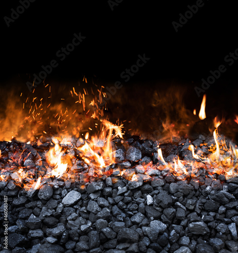 Palący się węgiel, żar i ogień palącego się węgla