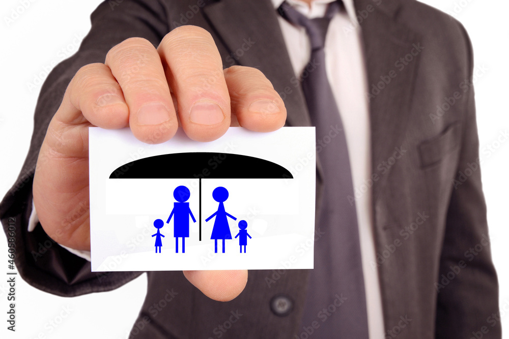 Φωτογραφία Concept d'assurance-vie avec un homme tenant une carte sur laquelle est dessiné