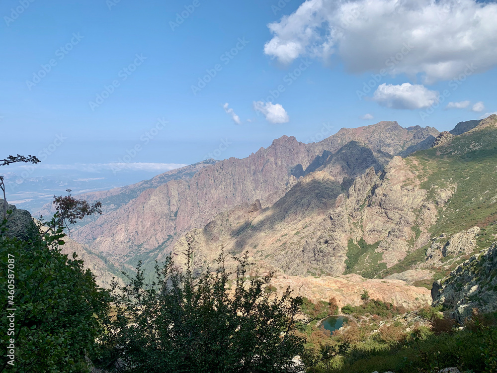 Naklejka premium Montagne corse vue sur la mer