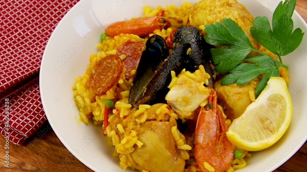 plat de paella sur une table