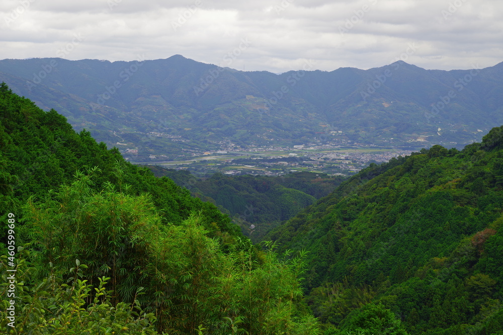 Naklejka premium 重たい雲と街並みと自然のミックス