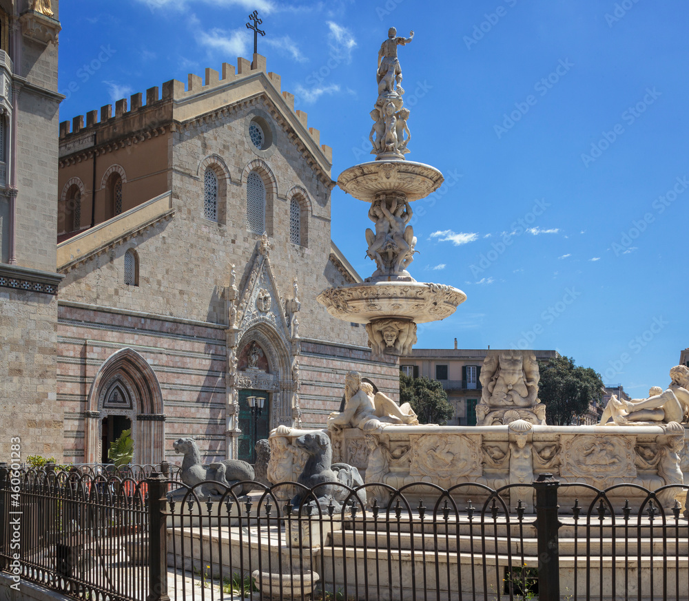 Messina. Fontana di Orione sullo sfondo della facciata della Cattedrale.

