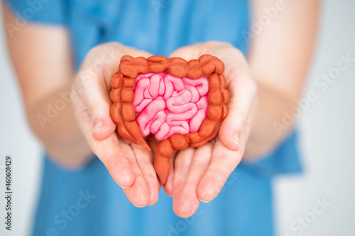 Foto Woman holds intestines in her palms