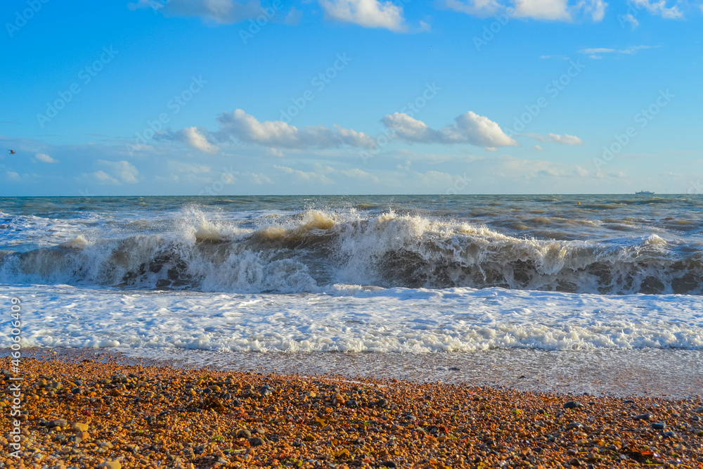 Φωτογραφία Small storm at sunset, high waves with white foam