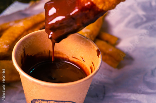 porras o churros con chocolate caliente, desayuno típico español para tomar en familia