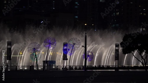 huge dancing and glowing fountains in dubai at night 