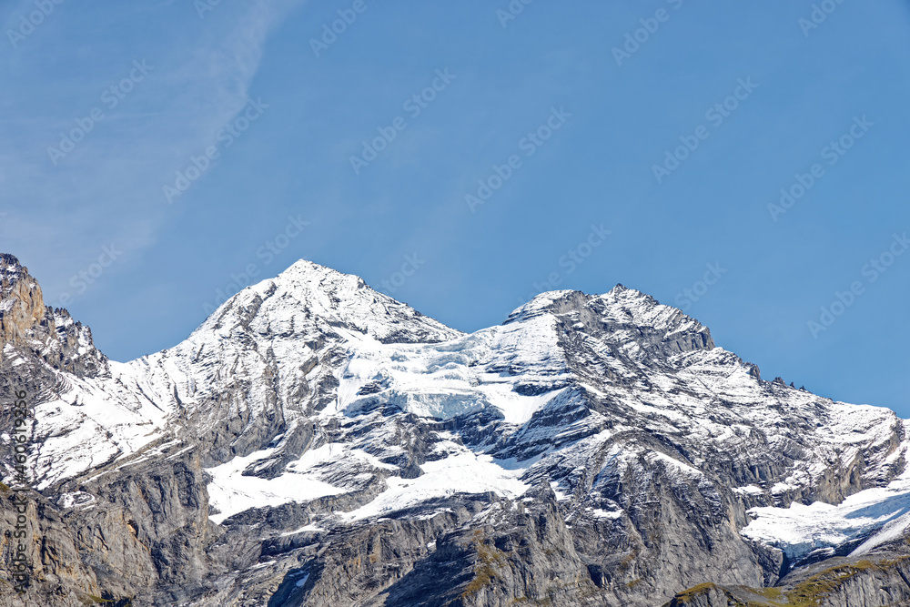 Sommets enneigés des Alpes Suisses