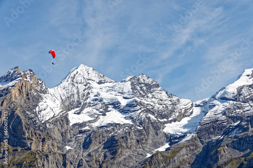 Parapentiste dans les alpes Suisses
