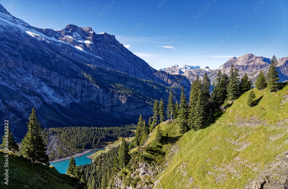 Le lac Oeschinensee dans les alpes Suisses