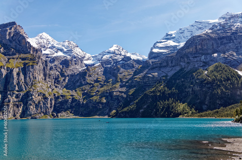 le lac Oeschienesee dans les alpes Suisses © Olympixel
