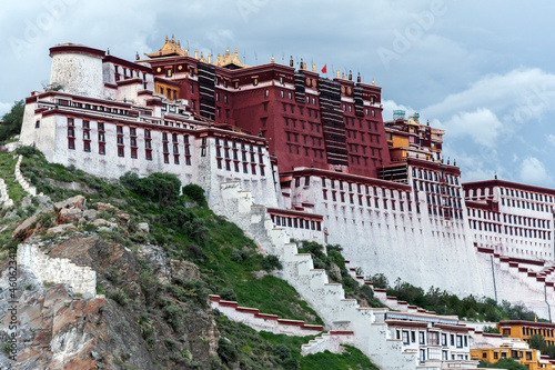 Fototapeta LHASA, TIBET - AUGUST 17, 2018: Magnificent Potala Palace in Lhasa, home of the Dalai Lama before the Chinese invasion and Unesco World Heritage Site