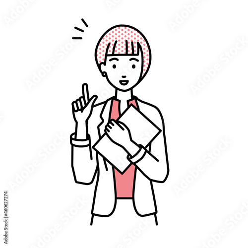 立って書類を手に持って何かひらめいたジャケットの女性