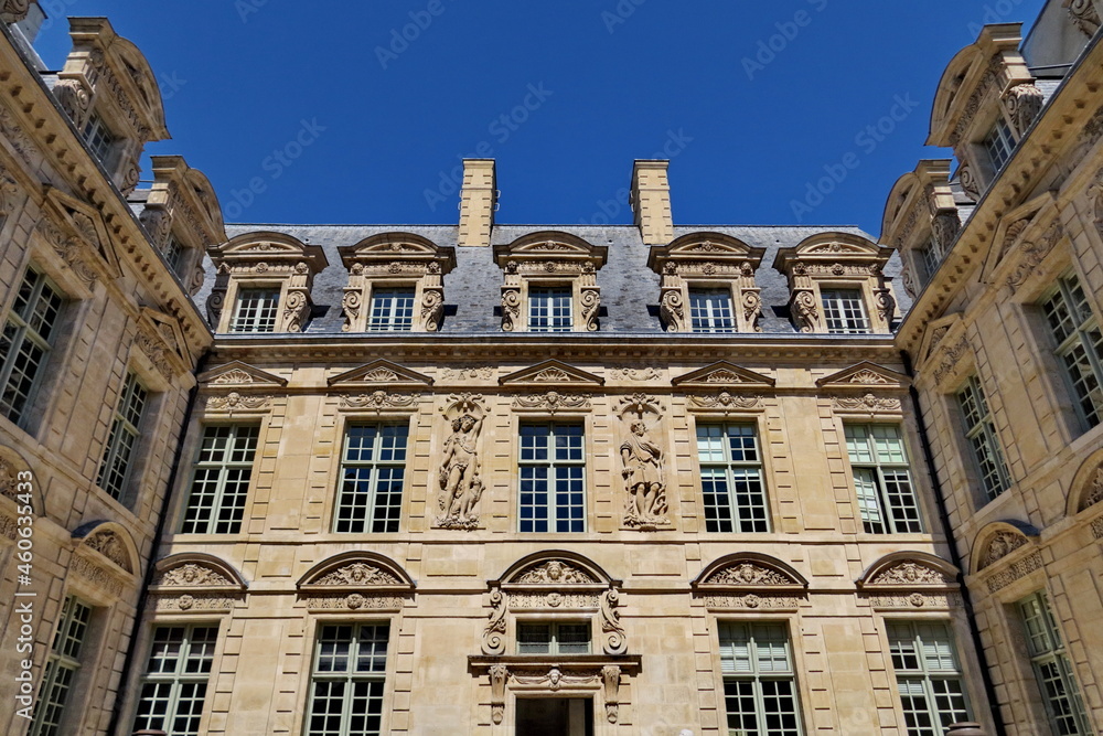 Hôtel de Sully. Bâtiment historique. Paris.