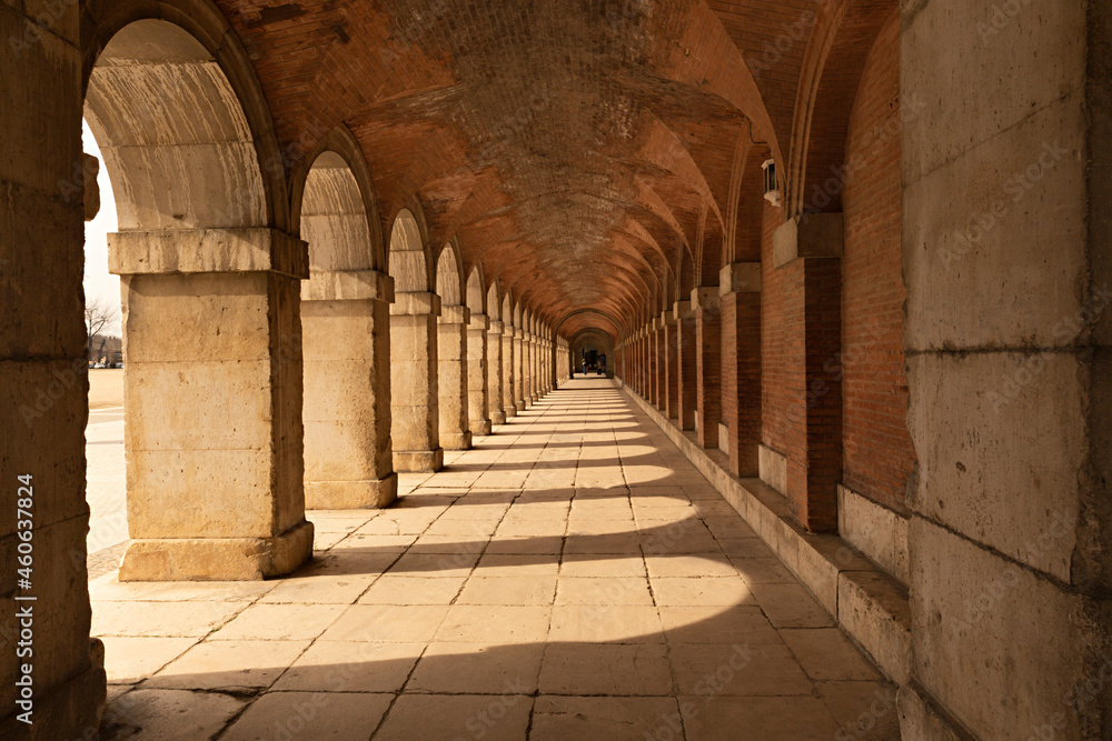 Columnas y arcos en edificio en Aranjuez.