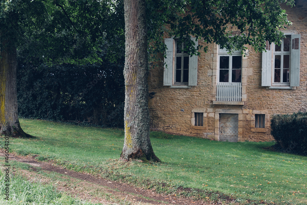 Une ancienne maison vers des arbres. Un ancien manoir sous des arbres. Une maison ancienne. Une ancienne maison vers des arbres. Un ancien manoir sous des arbres. Une maison ancienne.
