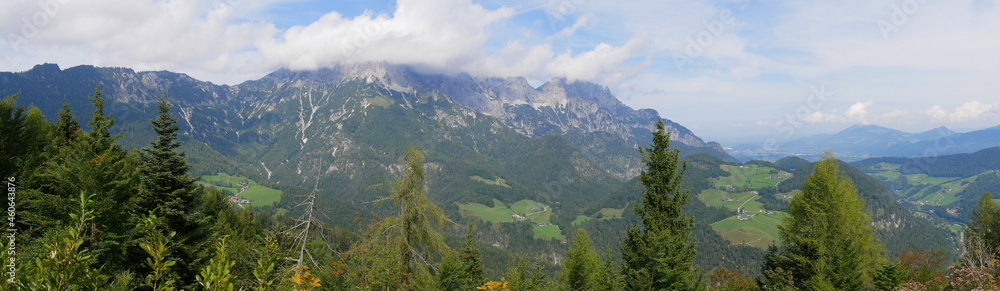 Naklejka premium Panoramaaufnahme von der Kneifelspitze Richtung Salzburg und der Berchtesgadener Ache