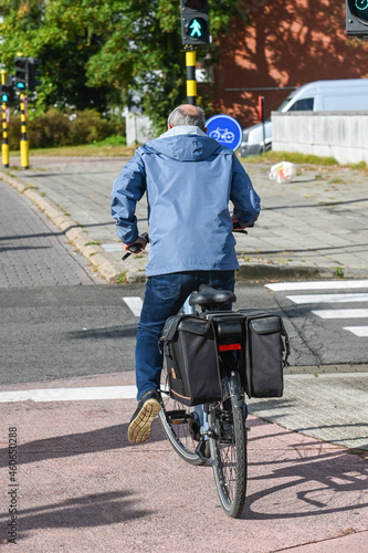 carrefour transport feu rouge circulation velo cycliste environnement ecologie cyclable seniors