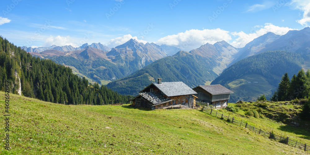 Panorama einer Almhütte mit herrlicher Aussicht im Zillertal in Tirol