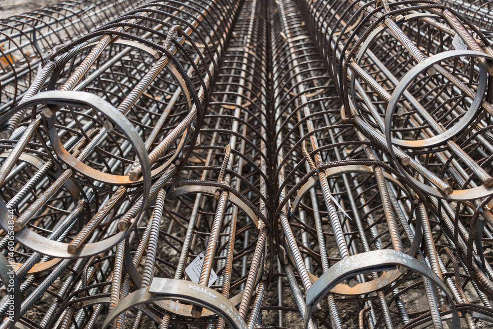 Foto de Structural steel bound into round baskets for concrete columns ...