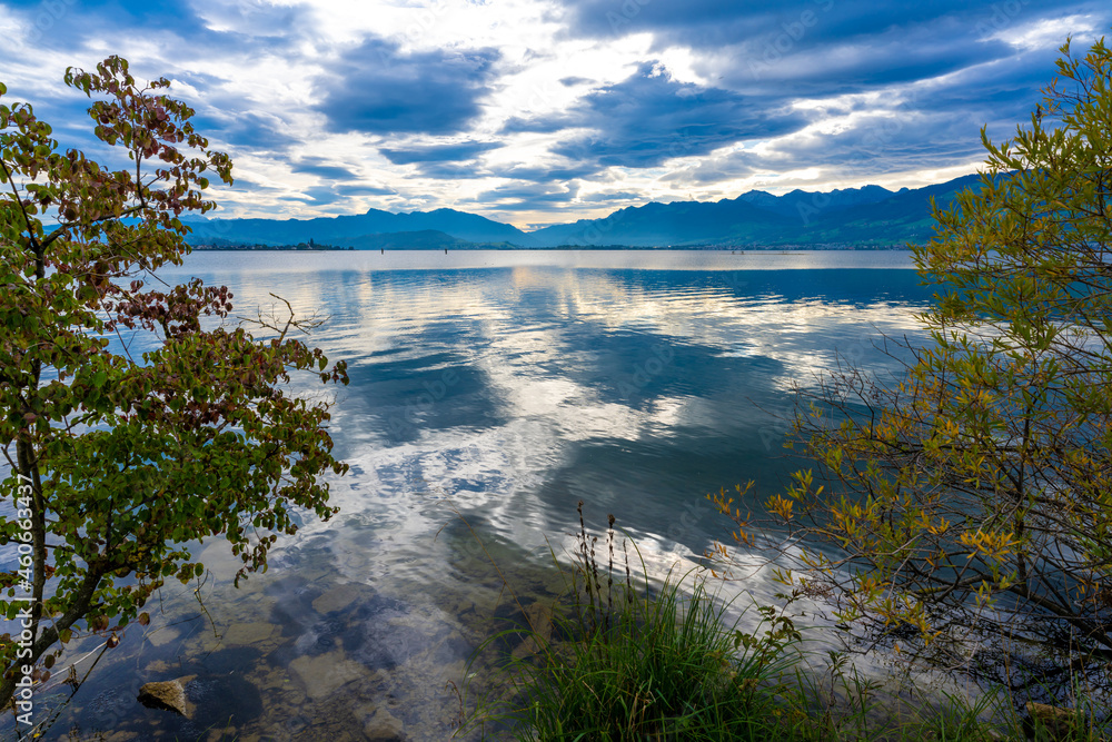Obraz premium Breathtaking early autumn landscapes along the shores of the Upper Zurch Lake (Obersee) between Hurden (Schwyz) and Rapperswil (St. Gallen), Switzerland