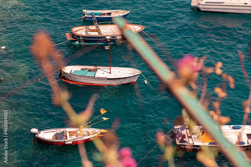 Fototapeta Naklejka Na Ścianę i Meble -  Pintoresca vista de los yates andando sobre el mar mediterráneo en los acantilados de Positano y Amalfi en Italia