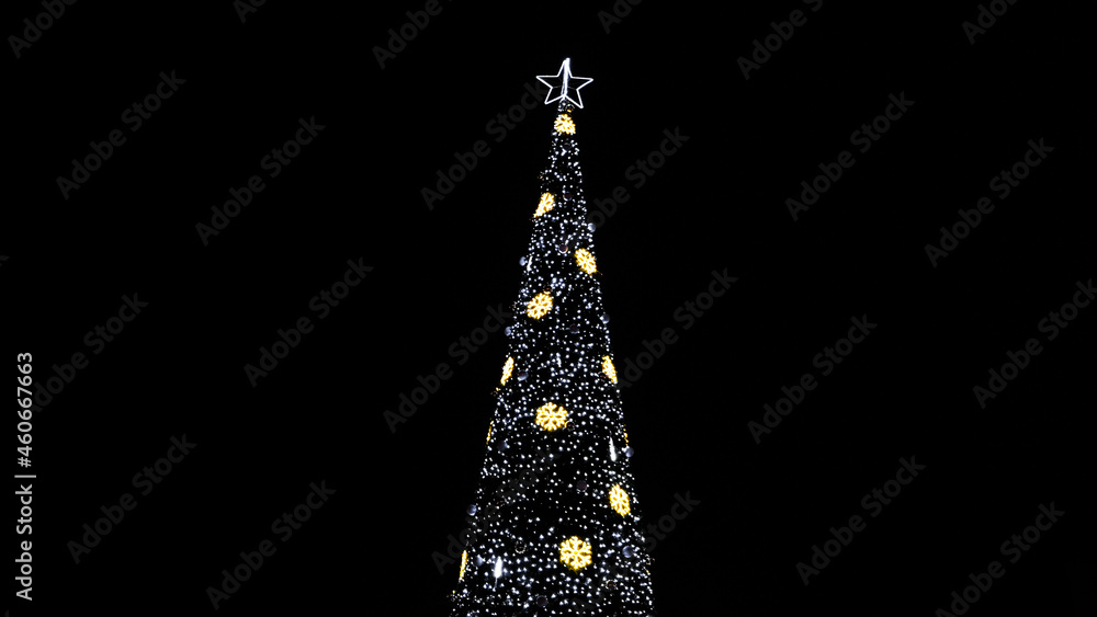 Huge christmas tree with lights at night background - obrazy, fototapety, plakaty 