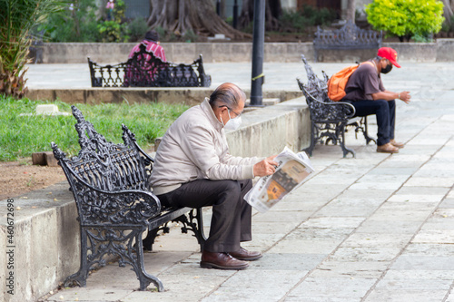 Hombre leyendo el periódico por la mañana photo