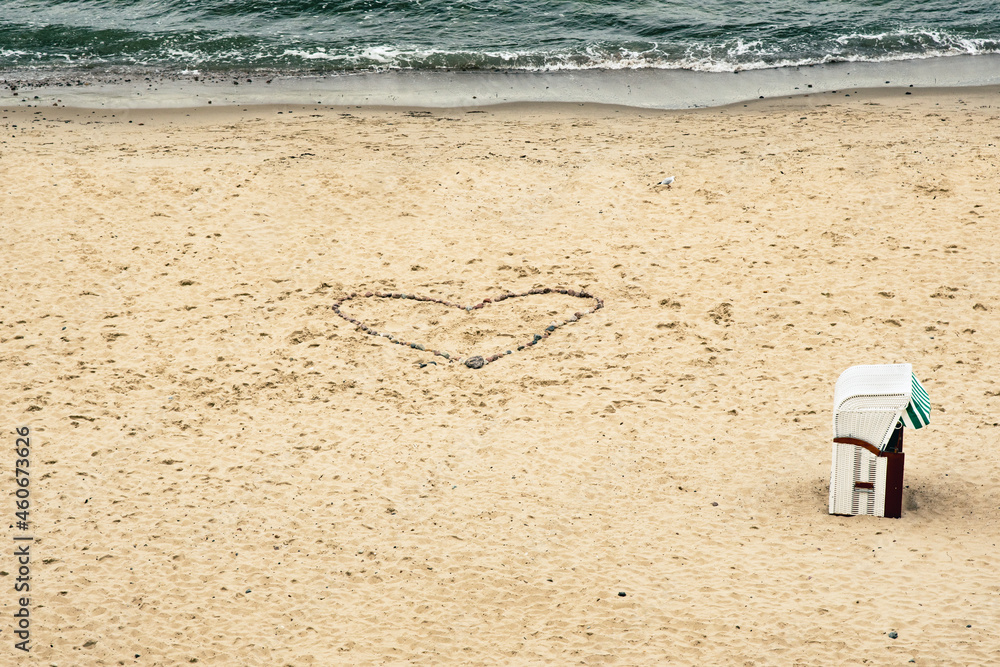 Naklejka premium Herz am Strand mit Strandkorb