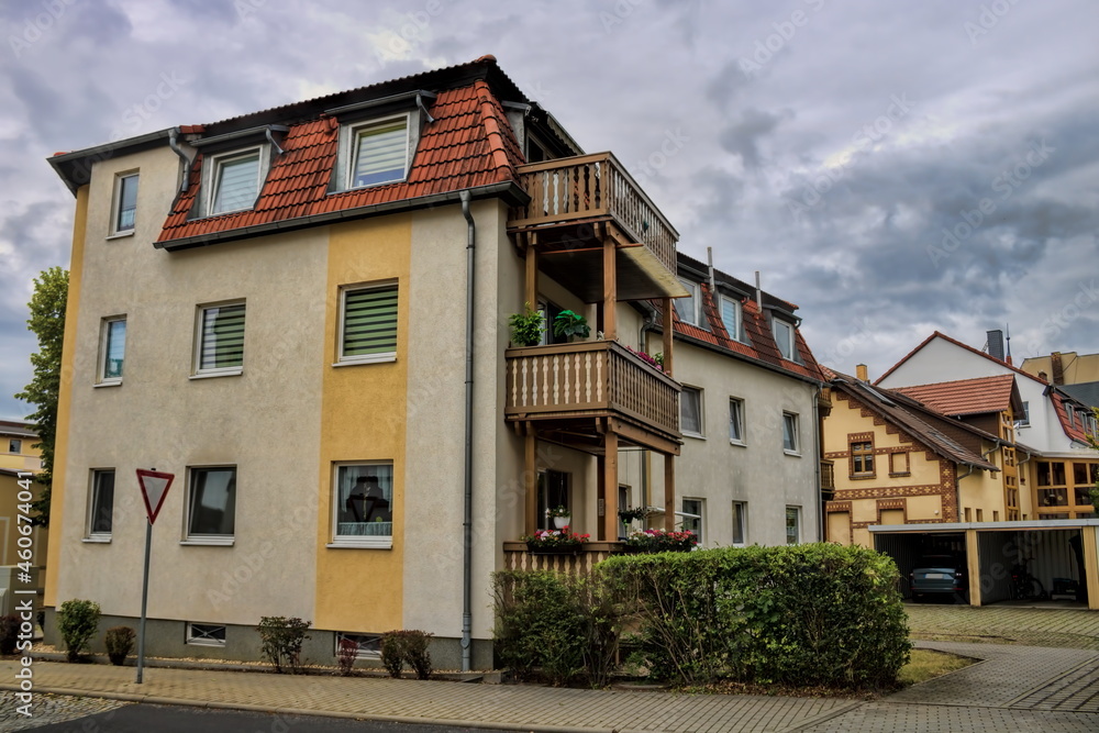 weißwasser, deutschland - mehrfamilienhaus mit holzbalkon weißwasser, deutschland - mehrfamilienhaus mit holzbalkon