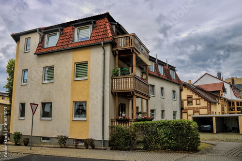 Fototapeta Naklejka Na Ścianę i Meble -  weißwasser, deutschland - mehrfamilienhaus mit holzbalkon